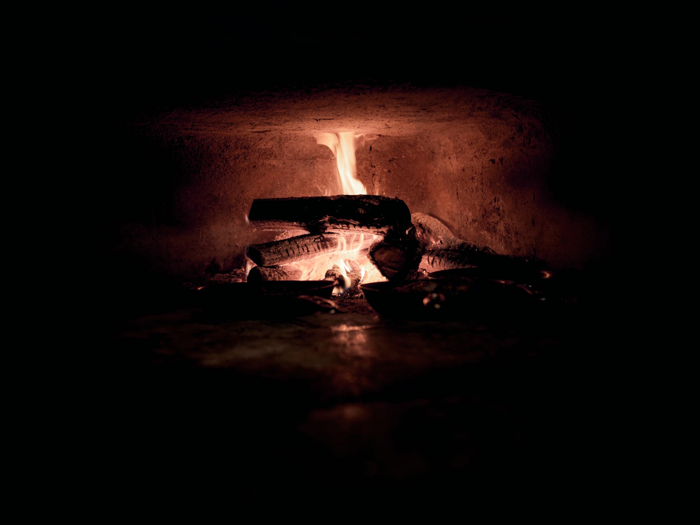Split oak burning in the wood-fired oven